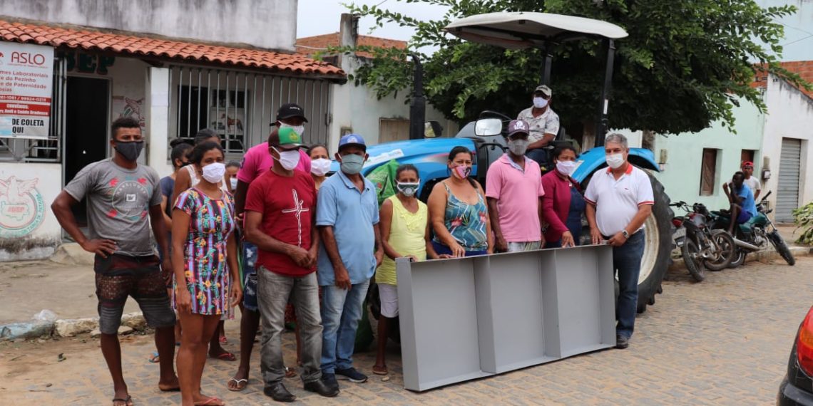 Rosemberg entrega trator e barracas para associação do distrito Pataíba