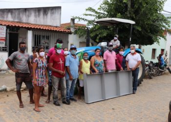 Rosemberg entrega trator e barracas para associação do distrito Pataíba