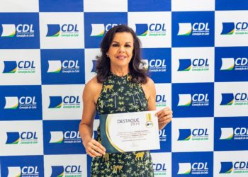Empresária Dulce da Opção Modas comemora mais um Prêmio Destaque do ano em pesquisa da CDL