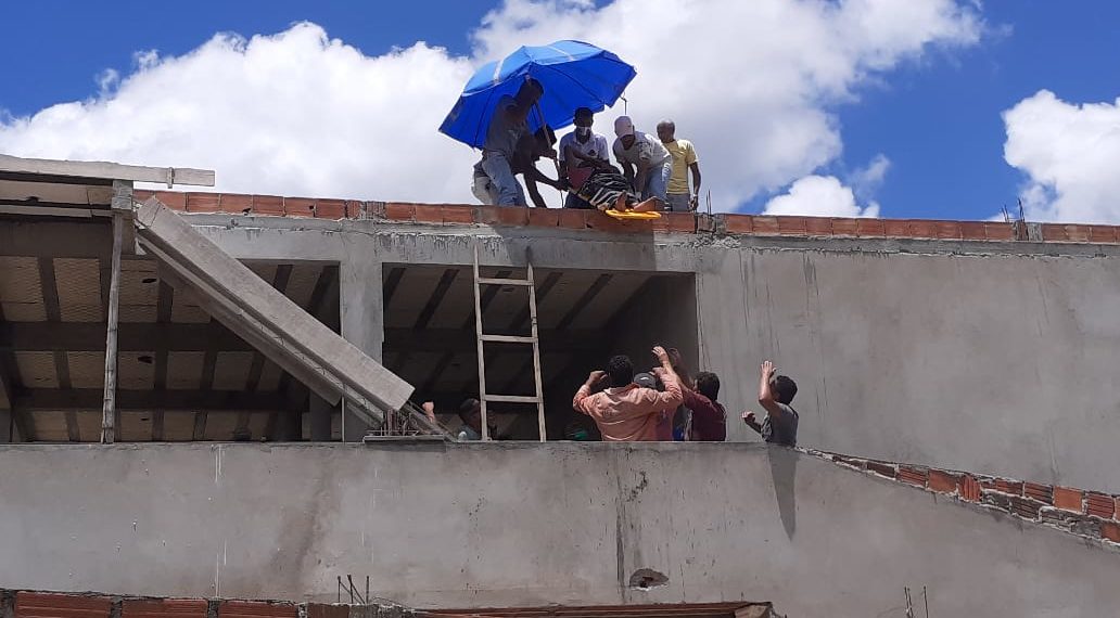 Bombeiro Civil socorre pedreiro após levar choque elétrico em obra