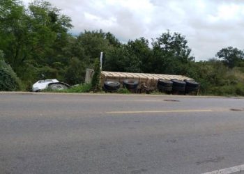 Carreta carregada de pedras tomba na BA 120; motorista teria cochilado ao volante