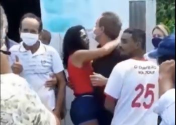 Jovem vai ao encontro de Marcelo Araújo o abraça e começa a dançar com ele quando leva uma ‘borrifada’ de álcool da esposa do pré-candidato