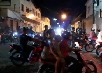 São Domingos – Povão ‘esquece’ Coronavírus e vai às ruas após convenções