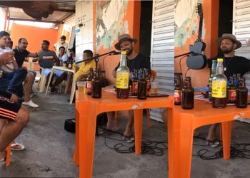 Vídeo – Vocalista da Chicana esteve em um bar em Candeal onde cantou para as pessoas presentes