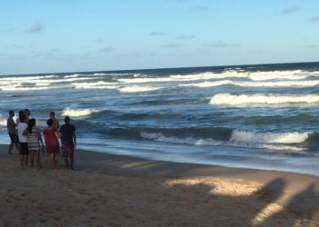 Homem morre afogado ao tentar salvar jovem na praia de Stella Maris, em Salvador