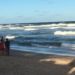 Homem morre afogado ao tentar salvar jovem na praia de Stella Maris, em Salvador