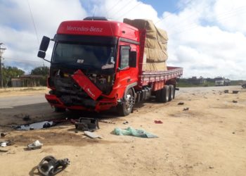 Colisão envolvendo caminhão e carro de passeio deixa 4 mortos na BR 101