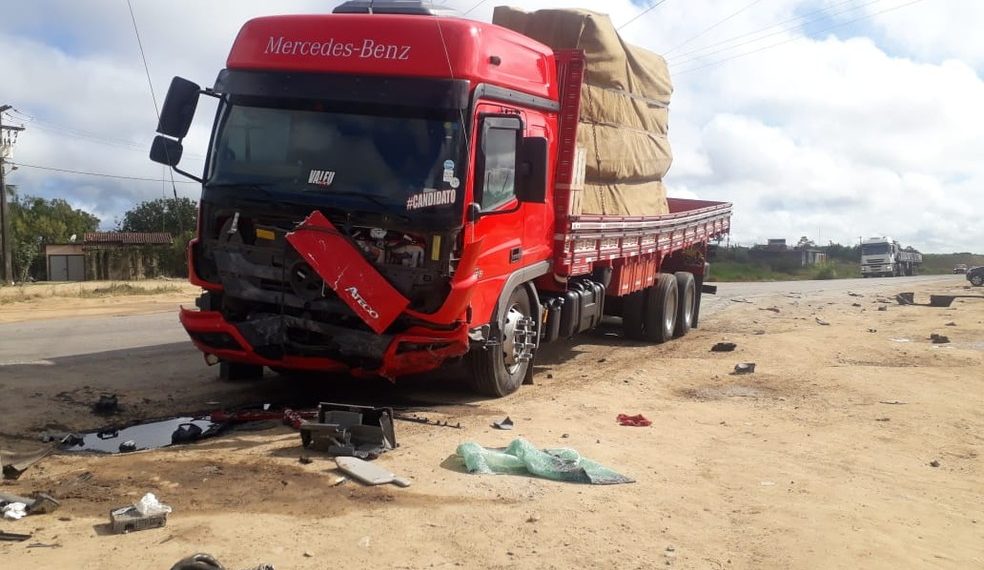 Colisão envolvendo caminhão e carro de passeio deixa 4 mortos na BR 101