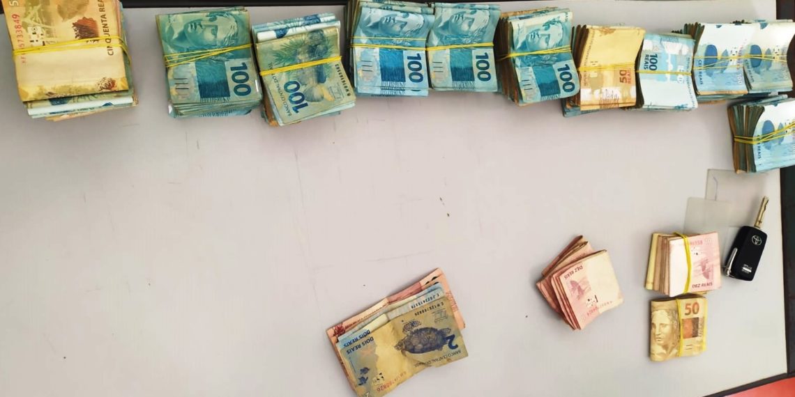 Polícia apreende R$ 112 mil dentro de veículo em Anguera