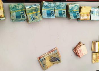 Polícia apreende R$ 112 mil dentro de veículo em Anguera