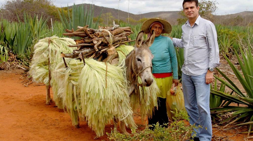 Eduardo Salles defende melhorias para trabalhadores do sisal, mas afirma que fechar campos causa desemprego em massa na região