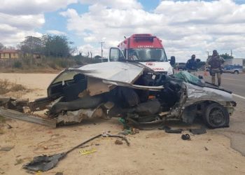 Milagre? Carro fica totalmente destruído e os ocupantes tiveram apenas ferimentos leves