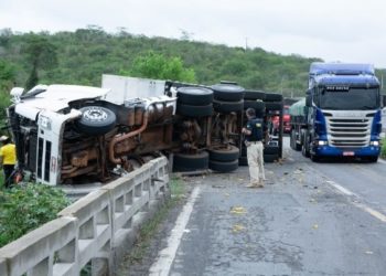 Carona de carreta carregada de mangas morre em acidente na BR 116/Sul