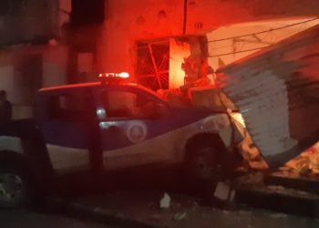 Durante perseguição, viatura da PM invade imóvel no centro da cidade