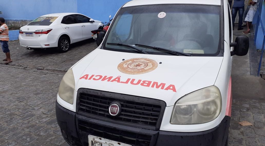 Homem é levado para o hospital após ser atacado por vaca