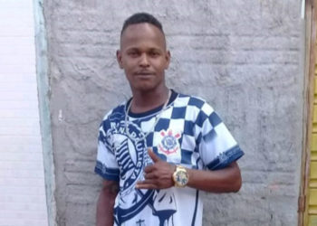 Homem é morto a tiros na frente de casa