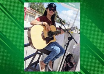 Talento de cantora gospel chama a atenção durante evangelização em carro de som pelas ruas da cidade