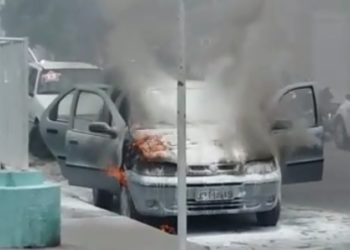 Fiat Siena tem princípio de incêndio e é controlado por populares (Vídeo)