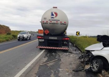 Gerente de agência bancária morre após batida entre carro e carreta na BR-101