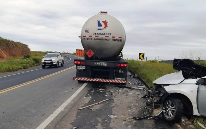 Gerente de agência bancária morre após batida entre carro e carreta na BR-101