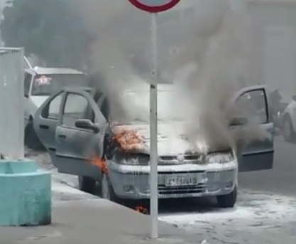 Fiat Siena tem princípio de incêndio e é controlado por populares (Vídeo)