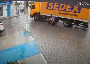 Possível distração de motorista e motociclista por pouco não termina em tragédia