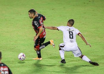 Vitória tropeça mais uma jogando em casa e chegou a 8 jogos sem vencer
