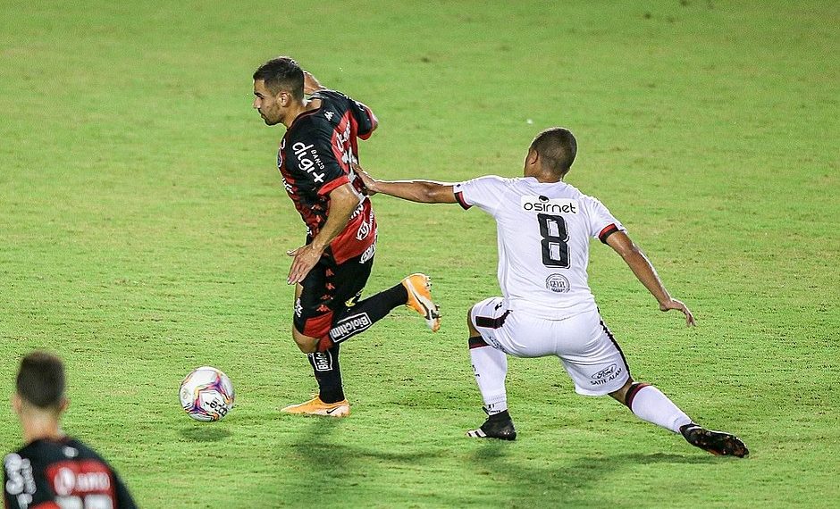 Vitória tropeça mais uma jogando em casa e chegou a 8 jogos sem vencer