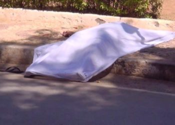 Mulher procura hospital após ser esfaqueada e é morta a tiros quando deixava a unidade de saúde