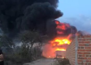 Depósito de materiais recicláveis é destruído pelo fogo em Coité (Vídeo)