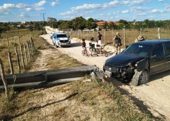 Motorista perde controle do carro e derruba poste de rede elétrica