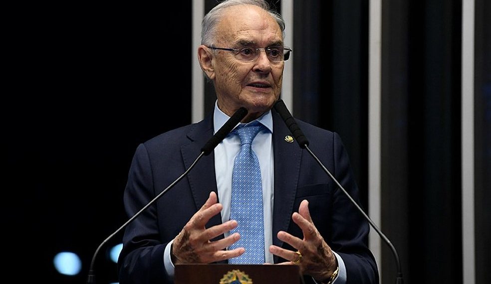 RJ – Senador Arolde de Oliveira morre aos 83 anos, vítima da Covid-19