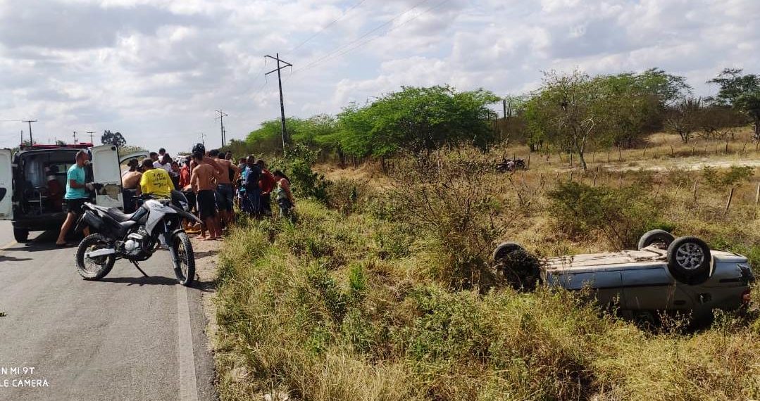 Jovem fica ferido em capotamento na BA 120