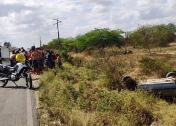 Jovem fica ferido em capotamento na BA 120