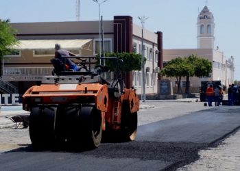 Com recursos próprios, Prefeitura de Valente inicia asfaltamento do Centro da cidade
