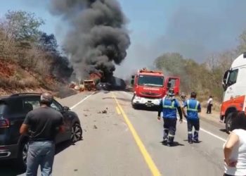 Motorista morre em acidente envolvendo três carretas e carro na BR-116; veículos pegaram fogo