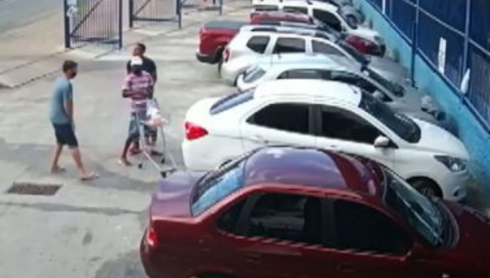 Dupla rouba carro em supermercado enquanto cliente guardava compras na mala