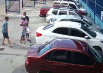 Dupla rouba carro em supermercado enquanto cliente guardava compras na mala