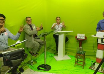 Candidatos a prefeito de Coité participam do primeiro e único debate. Eleitores se reúnem para acompanhar