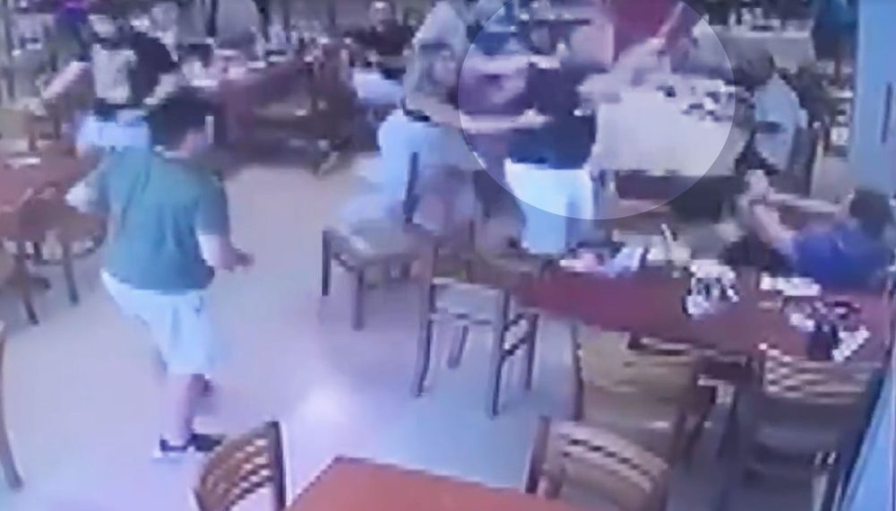 Feira de Santana: homem levanta de mesa com faca e tenta atacar cliente dentro de restaurante