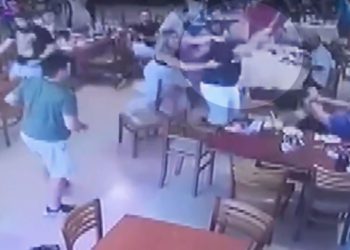 Feira de Santana: homem levanta de mesa com faca e tenta atacar cliente dentro de restaurante