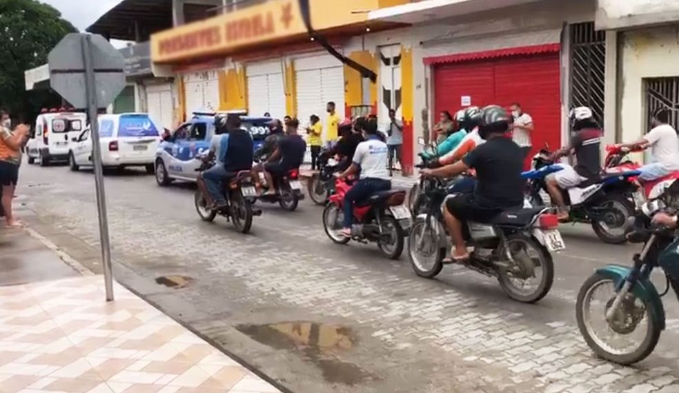 Com carreata pela cidade, humorista Jotinha é enterrado; prefeitura decreta luto
