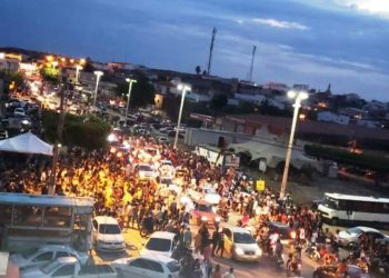 Cansanção: prefeito puxa carreata com paredão e gera aglomeração para inaugurar comitê. Ato contrariou decisão judicial