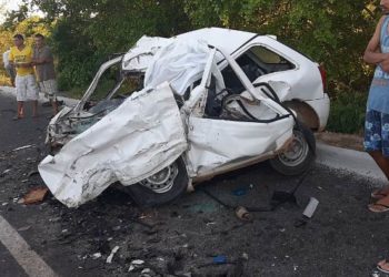 Homem morre em colisão envolvendo carro de passeio e carreta na BR 116 Norte