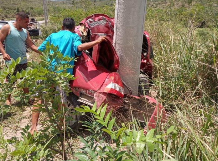 Motorista morre e passageiro fica ferido após carro colidir com poste na BA 220