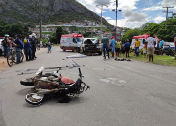 Colisão envolvendo caminhonete e moto deixa uma pessoa morta e outra ferida