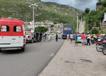 Colisão envolvendo caminhonete e moto deixa uma pessoa morta e outra ferida
