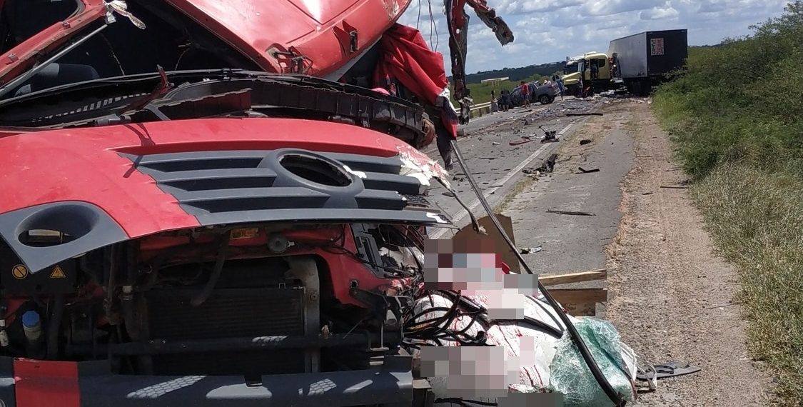 Colisão envolvendo caminhão e carreta deixa um dos motoristas morto na BR 116/Norte (Atualizada)