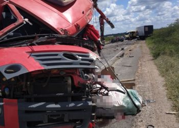 Colisão envolvendo caminhão e carreta deixa um dos motoristas morto na BR 116/Norte (Atualizada)