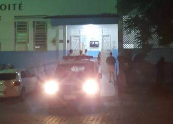 Mulher de 29 anos fica ferida em colisão envolvendo a moto que conduzia e um carro